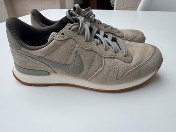 Nike maat 37,5 beschikbaar voor biedingen