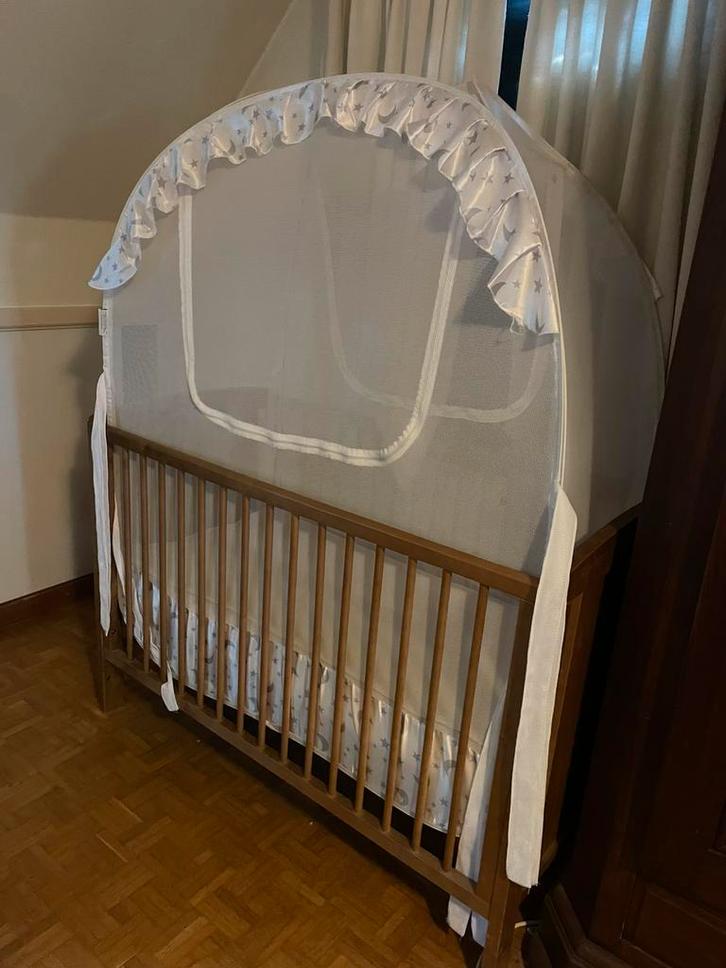 Houten babybedje met beschermtentje en Aerosleep matras, Kinderen en Baby's, Babywiegjes en Ledikanten, Zo goed als nieuw, Ledikant