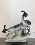Porseleinen beeld, gemzen op een berg, Antiek en Kunst, Antiek | Porselein, Ophalen of Verzenden