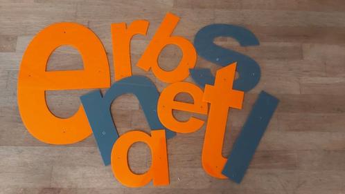 9 plastic letters, Huis en Inrichting, Woonaccessoires | Tekstborden en Spreuken, Gebruikt, Ophalen of Verzenden