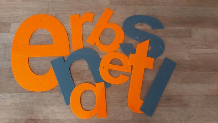 9 plastic letters, Maison & Meubles, Accessoires pour la Maison | Tableaux à écrire & Proverbes, Utilisé, Enlèvement ou Envoi