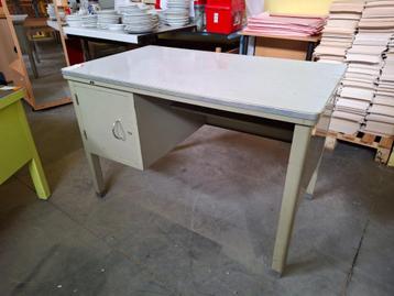 2x Metalen bureau beschikbaar voor biedingen