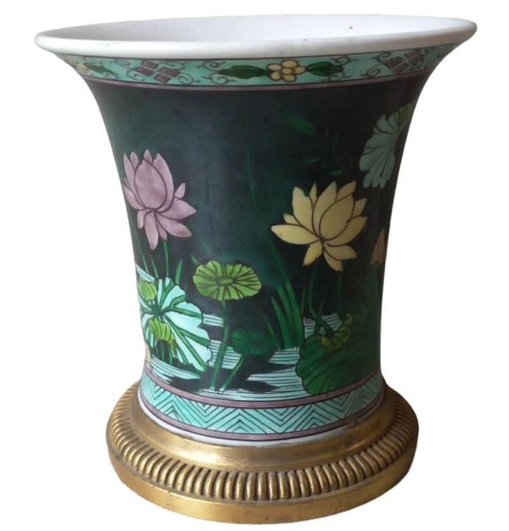 Oosters vaasje op bronzen voetje., Antiek en Kunst, Antiek | Vazen, Ophalen of Verzenden