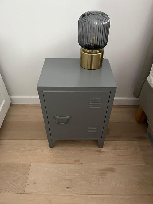 2 x Nachtkastje - Grijs (Locker), Huis en Inrichting, Slaapkamer | Nachtkastjes, Zo goed als nieuw, 55 tot 70 cm, Minder dan 45 cm