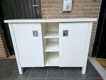 Gratis witte KAST beschikbaar voor biedingen