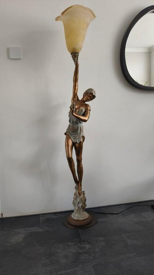 Unieke grote bronzen lamp ' dame ', Huis en Inrichting, Lampen | Vloerlampen, Zo goed als nieuw, Ophalen