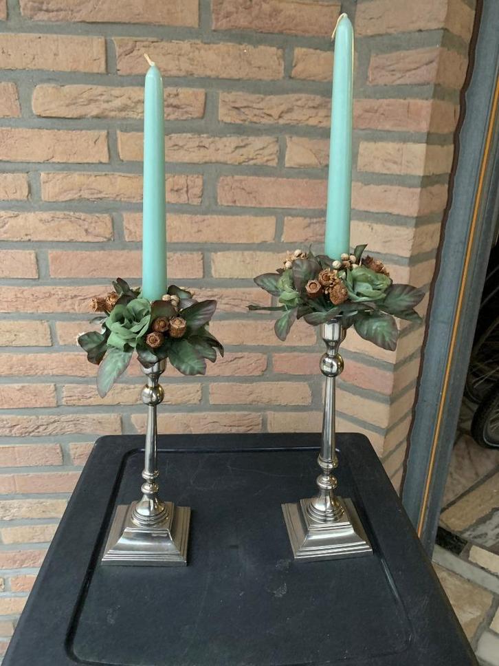 Verzilverde kandelaars met kaarsen, Huis en Inrichting, Woonaccessoires | Kandelaars en Kaarsen, Ophalen of Verzenden