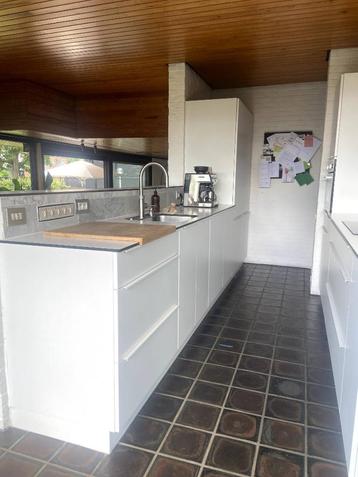 Moderne witte keuken te koop. IGS! beschikbaar voor biedingen