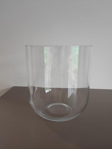 Vaas in 5 mm dik glas, 22 cm hoog en 19 cm breed.  beschikbaar voor biedingen