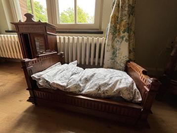 Lit de poupée antique et armoire pour poupées, Enlèvement