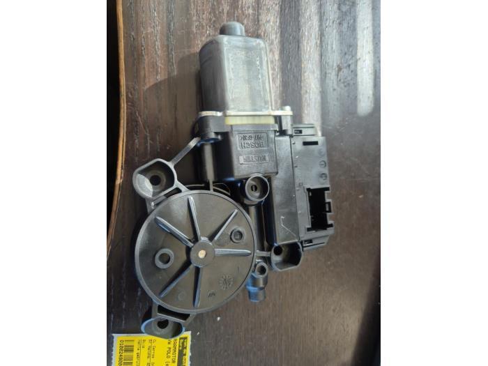 Moteur de vitre portière d'un Volkswagen Polo, Autos : Pièces & Accessoires, Carrosserie & Tôlerie, Volkswagen, Utilisé, 3 mois de garantie