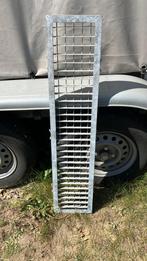 Gegalvaniseerde roosters in kader, Ophalen