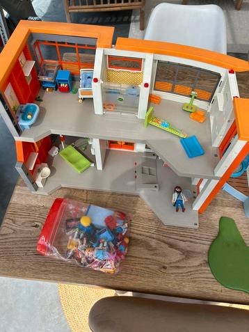 Playmobil ziekenhuis en buitenzwembad inclusief toebehoren 