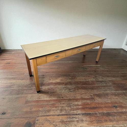 Vintage lange houten eettafel met lades en formica blad, Antiek en Kunst, Antiek | Meubels | Tafels, Ophalen of Verzenden