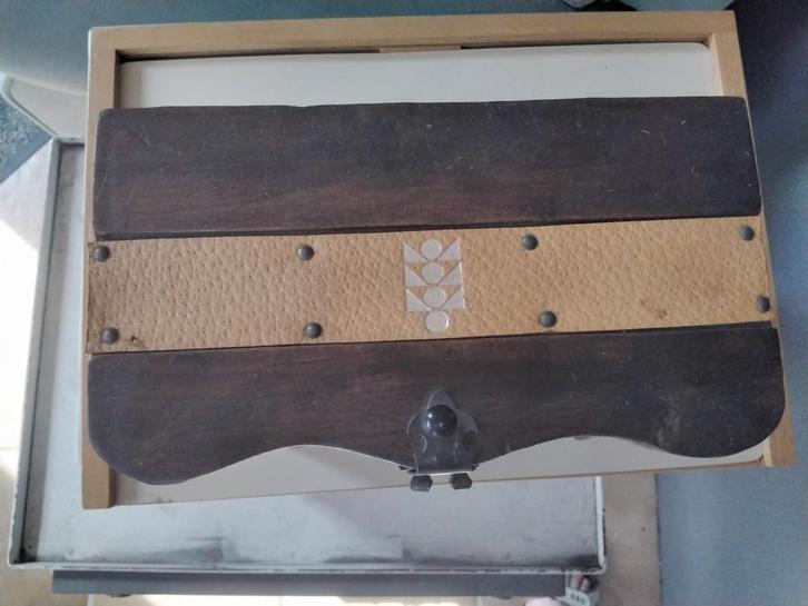 Klein koffertje op 4 pootjes (juwelen kistje )
Massief hout., Antiek en Kunst, Antiek | Overige Antiek, Ophalen