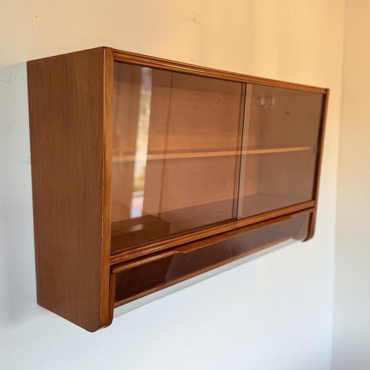 Hangende vitrinekast met klep aan de onderzijde, Huis en Inrichting, Kasten | Vitrinekasten, Zo goed als nieuw, Minder dan 100 cm