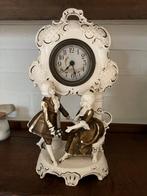 Porseleinen figuren met horloge: H 33 cm, Ophalen