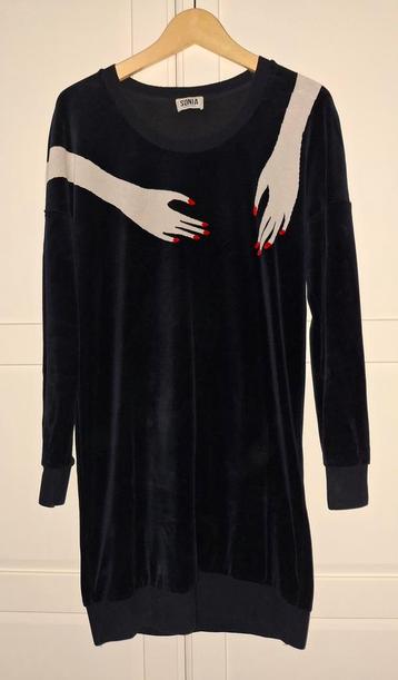 Kort kleedje beschikbaar voor biedingen