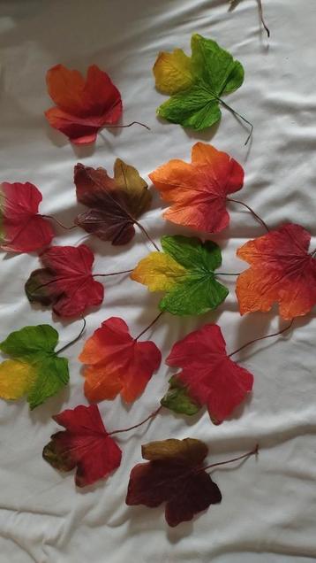 Herfstblaadjes 13 Stuk in papier om te decoreren  beschikbaar voor biedingen