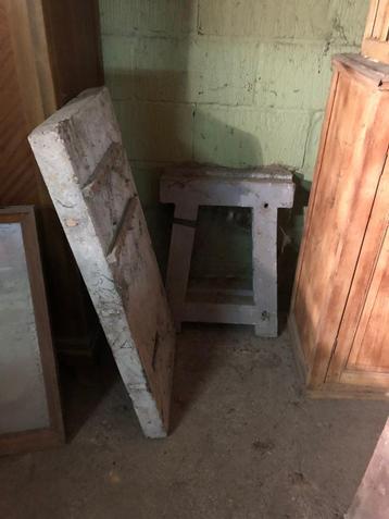 betonnen tafel 133x55x8 dik=nieuw en betonnen poten beschikbaar voor biedingen