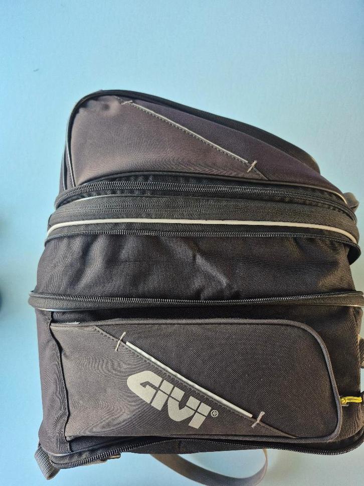 Givi Tanktas met meerdere afritsbare compartimenten, Motos, Accessoires | Valises & Sacs, Comme neuf, Enlèvement ou Envoi