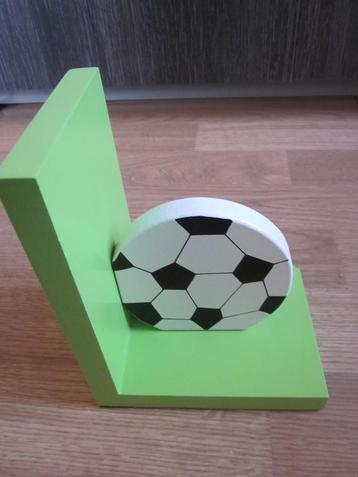 groene boekensteunder met een voetbal in hout + bescherm beschikbaar voor biedingen