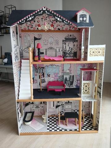 groot poppenhuis beschikbaar voor biedingen