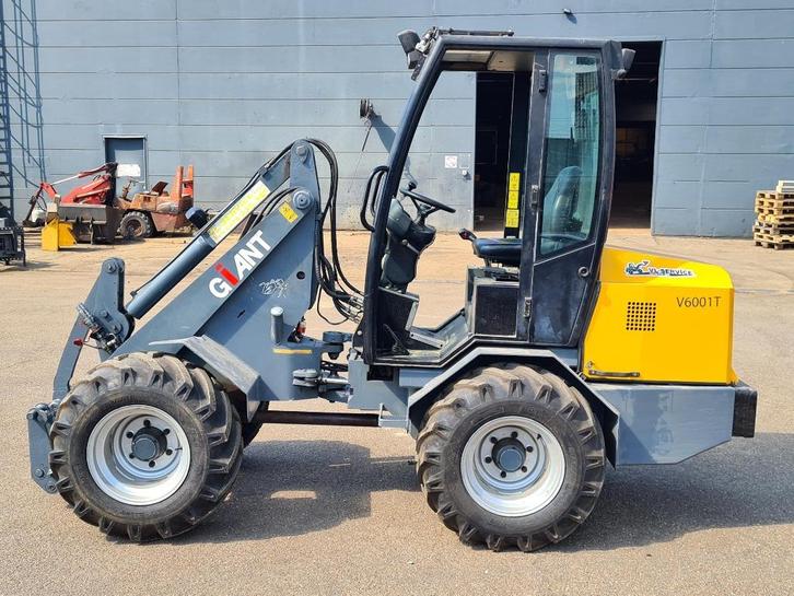 Giant V6001 T met cabine, Dieren en Toebehoren, Overige Dieren-accessoires, Gebruikt, Ophalen