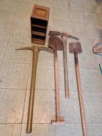 Ww2 opbergbox 2 US pikhamers en 2 duitse  schoppen, Ophalen of Verzenden