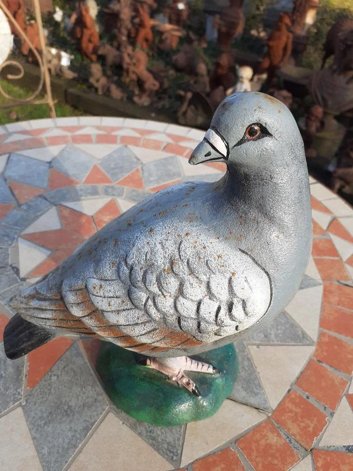 POLYCHROME GIETIJZEREN DUIF (kop naar achteren)., Tuin en Terras, Tuinbeelden, Zo goed als nieuw, Dierenbeeld, Overige materialen