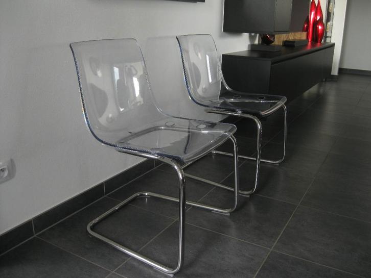 2 kunststof stoelen met chromé onderstel -type Tobias (Ikea), Maison & Meubles, Chaises, Deux, Synthétique, Métal, Enlèvement