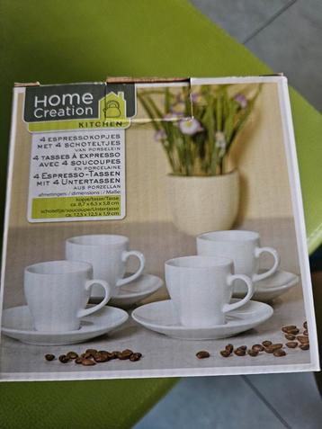 Set van nog splinternieuwe espressokopjes. Porselein beschikbaar voor biedingen
