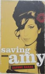 boek: saving Amy - Daphné Barak(over Amy Winehouse), Boeken, Artiest, Zo goed als nieuw, Verzenden