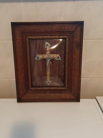 oud kruisbeeld in mooie kader-achter bol glas beschikbaar voor biedingen