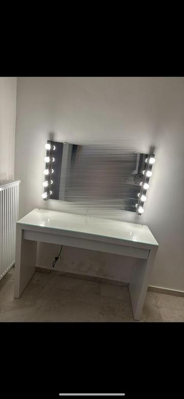 Make-uptafel met spiegel en lampen beschikbaar voor biedingen