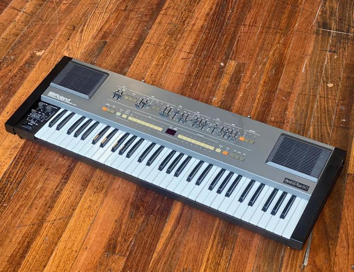Roland HS-60 (Juno-106 met speakers), Muziek en Instrumenten, Synthesizers, Gebruikt, 61 toetsen, Roland, Met koffer of flightcase