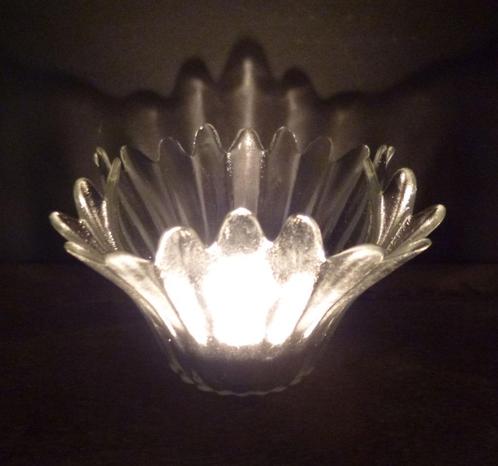 2 theelichthoudertjes in frost glas, vorm lotusbloem, Huis en Inrichting, Woonaccessoires | Kandelaars en Kaarsen, Zo goed als nieuw