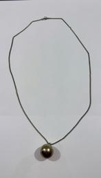 Zilverkleurige halsketting met bol, Handtassen en Accessoires, Kettingen, Gebruikt, Ophalen of Verzenden, Zilver, Overige materialen