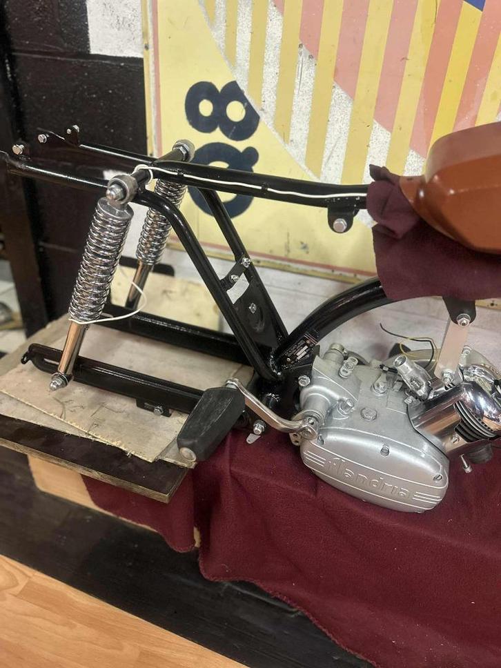 flandria record kader met motor 4.3 pk motor, Fietsen en Brommers, Brommers | Oldtimers, Overige merken, Klasse B (45 km/u), Ophalen