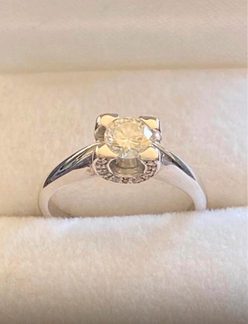 Bague avec diamant, Handtassen en Accessoires, Ringen, Nieuw, Dame, Wit, Goud, Ophalen of Verzenden