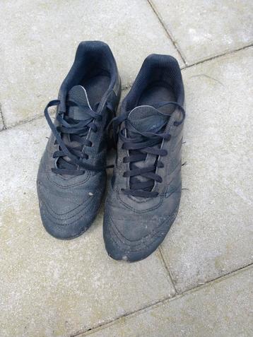 Chaussures de football Adidas, taille 38, couleur noire, bon