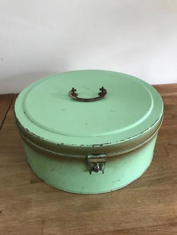 Vintage blikken trommel beschikbaar voor biedingen