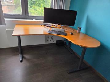 Hoek bureau beschikbaar voor biedingen