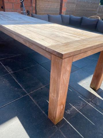 Tuintafel beschikbaar voor biedingen
