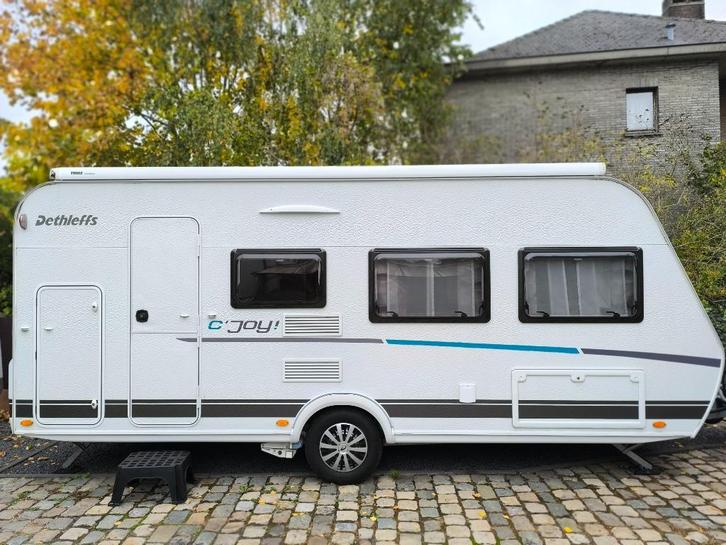 Dethleffs C'Joy 480 QLK 2022, Caravans en Kamperen, Caravans, Particulier, tot en met 6, 1000 - 1250 kg, Treinzit, Dethleffs, Dwarsbed