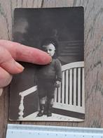 Retro foto van jongentje op een bank, Ophalen of Verzenden