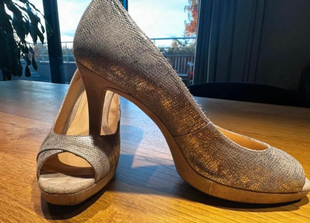 UNISA pumps maat 40 – zilver metallic, Kleding | Dames, Schoenen, Zo goed als nieuw, Pumps, Ophalen of Verzenden