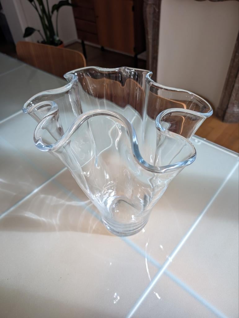 Grand vase en verre, Enlèvement