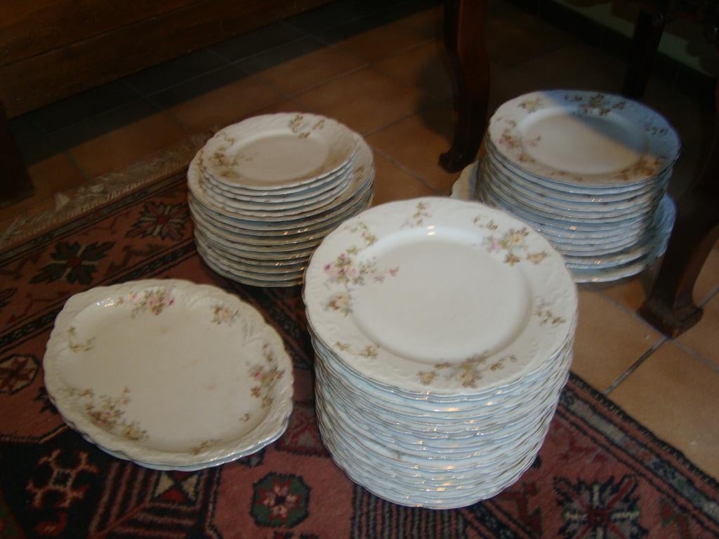 Deel van een eetservies in Oud Brussels porselein., Ophalen