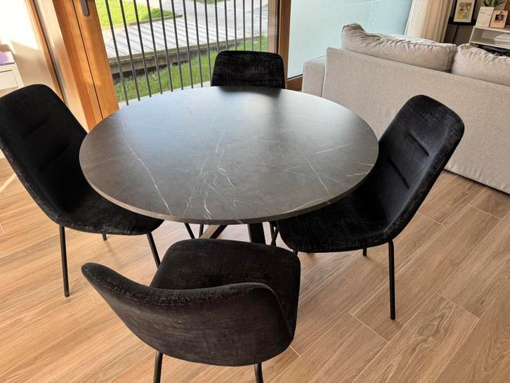 Ronde eettafel MARIEDAMM ikea en 4 Juntoo stoelen, Huis en Inrichting, Tafels | Eettafels, Zo goed als nieuw, Ophalen